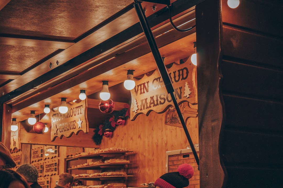 Chalet illuminé du marché de Noël d'Amiens