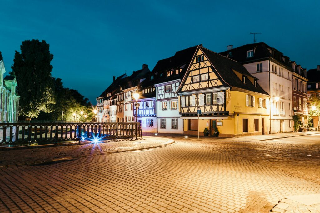 Marché de Noël de Colmar : maisons à colombages illuminées la nuit