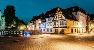 Marché de Noël de Colmar : maisons à colombages illuminées la nuit