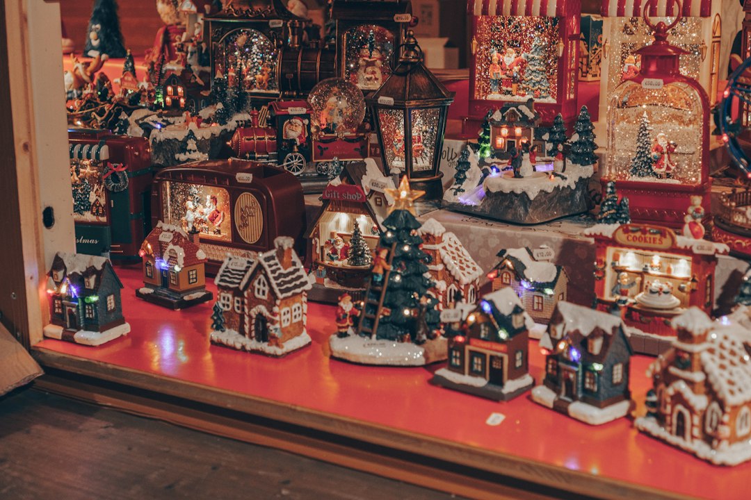 Décorations de Noël en vitrine au marché de Noël Mulhouse