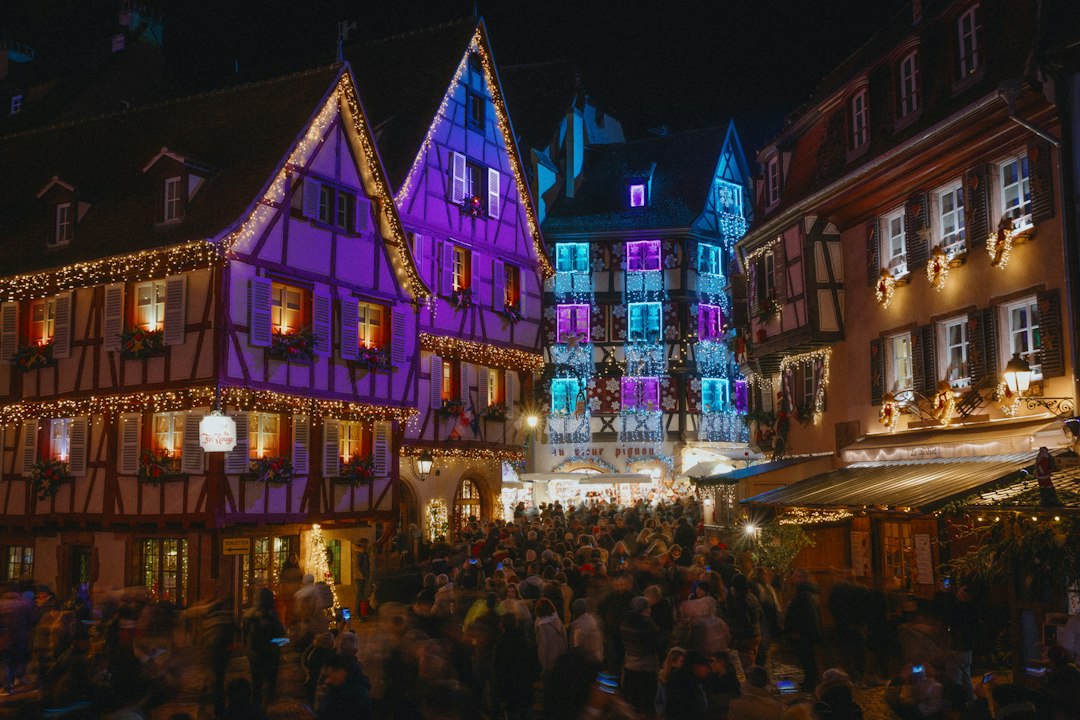 Rue piétonne animée pendant les fêtes de fin d'année