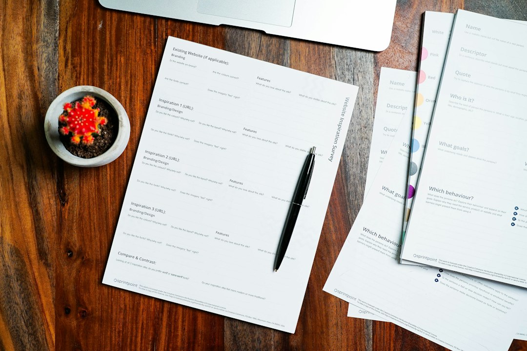 Papiers et stylo sur une table en bois
