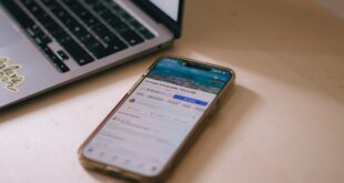 Mort numérique : ordinateur portable et smartphone sur un bureau en bois