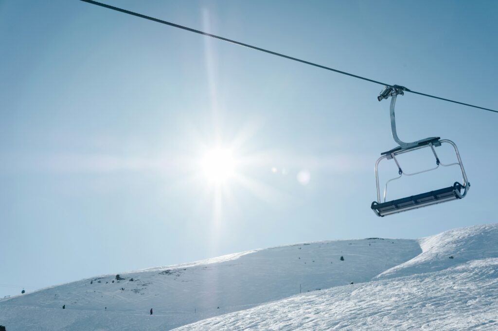 Ouverture des stations de ski : télésiège au-dessus d'une piste enneigée