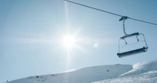 Ouverture des stations de ski : télésiège au-dessus d'une piste enneigée