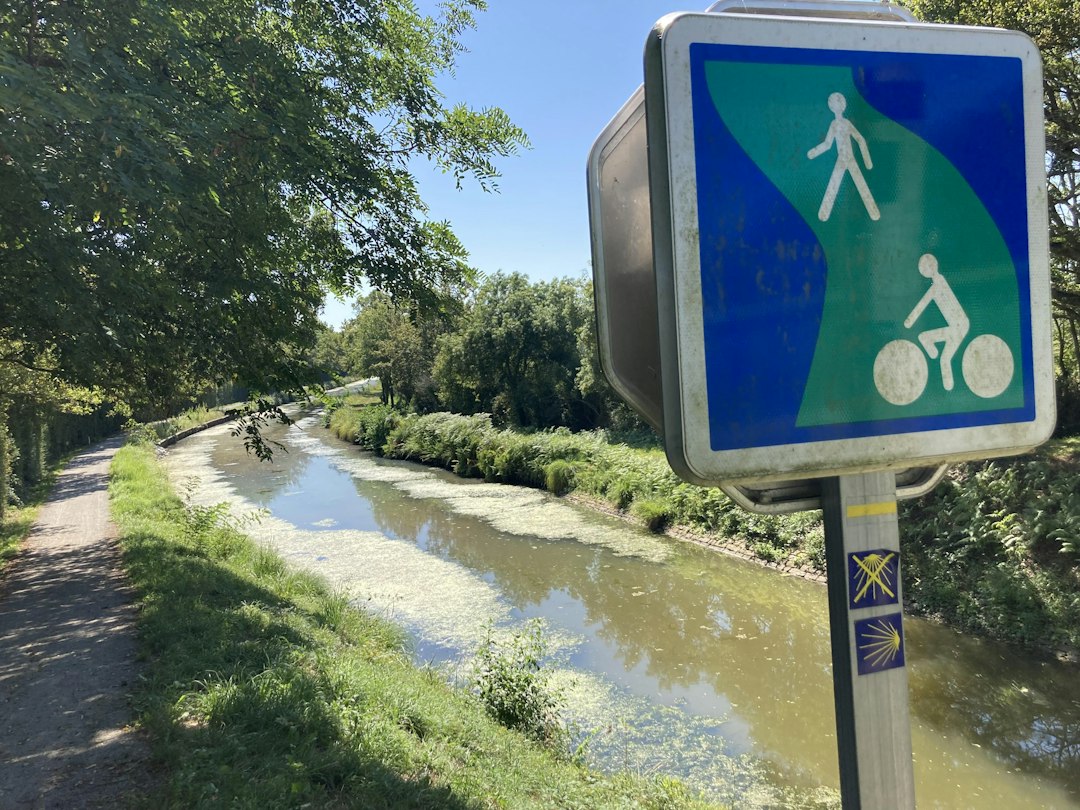 Panneau de signalisation au bord d'une rivière