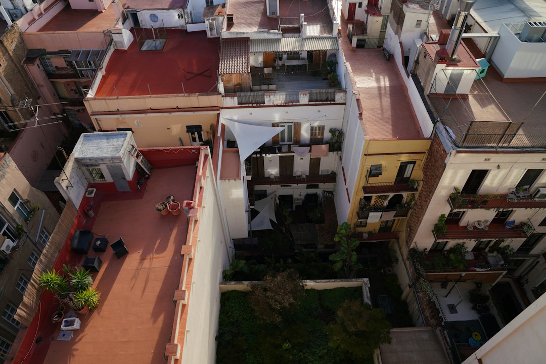 Toits et cour intérieure d'immeubles en ville