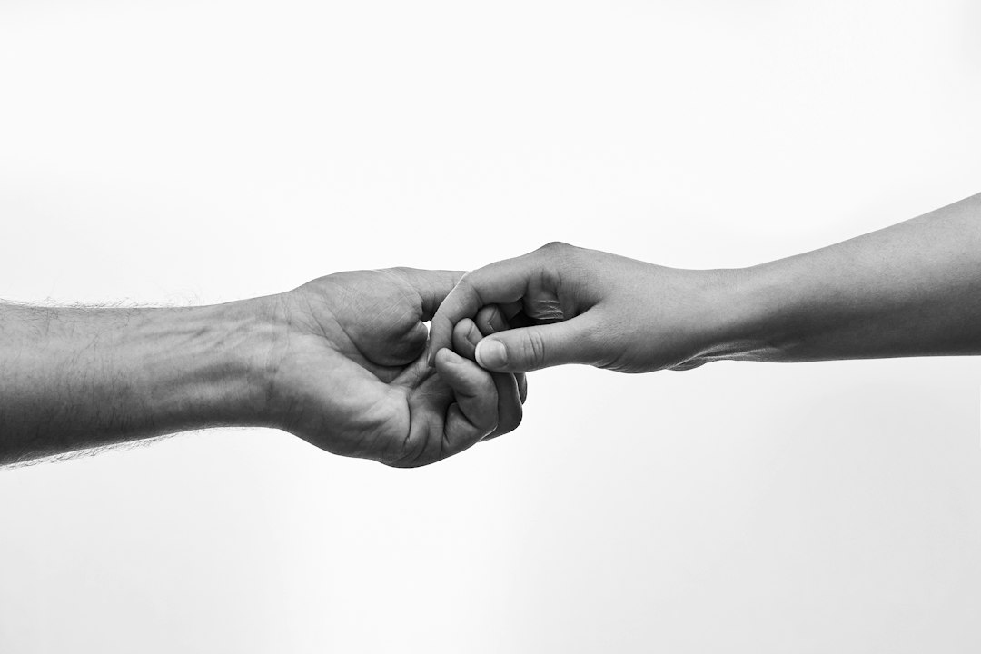 Deux mains qui se touchent, symbole de l'obligation alimentaire