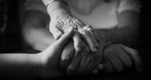 Mains jointes : verser une pension alimentaire aux parents