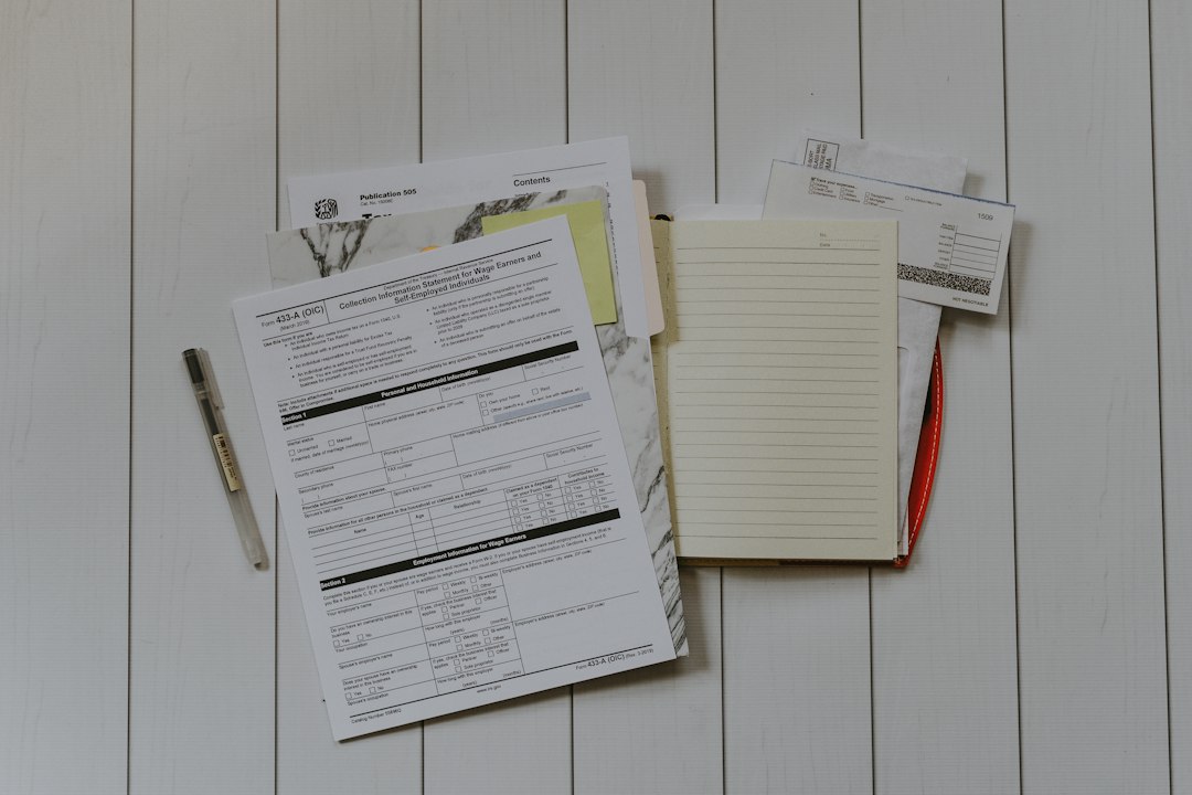 Pile de papiers administratifs à rassembler pour un dossier de surendettement