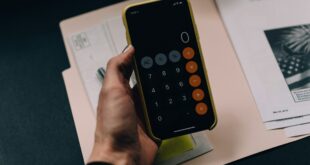 Plafond de la Sécurité sociale 2027 : calculatrice sur smartphone au-dessus d'un dossier