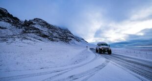 Pneus hiver obligatoires : voiture sur une route de montagne enneigée