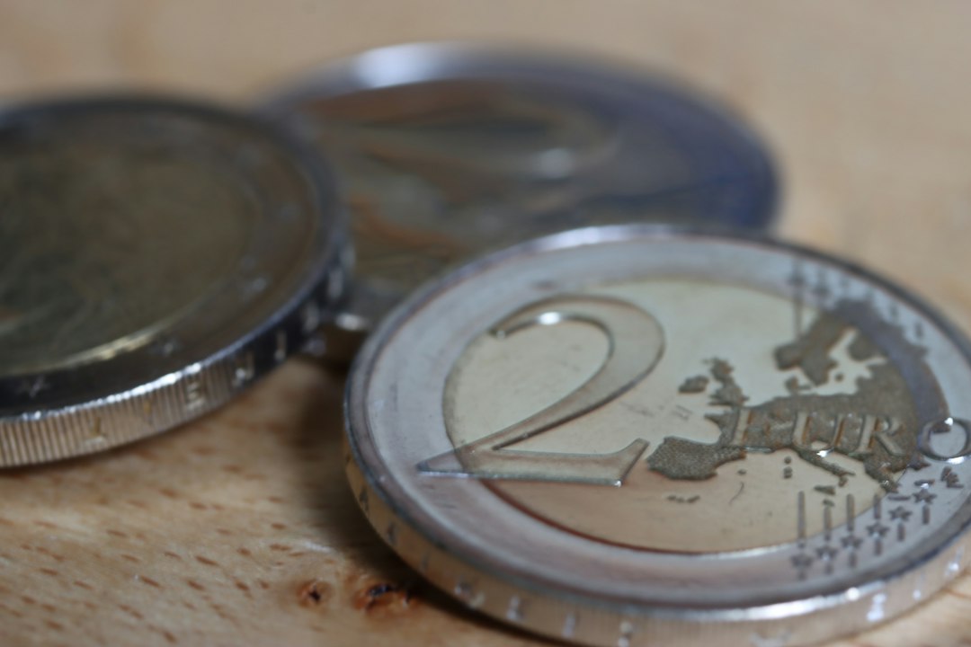 Pièce de deux euros sur une table en bois