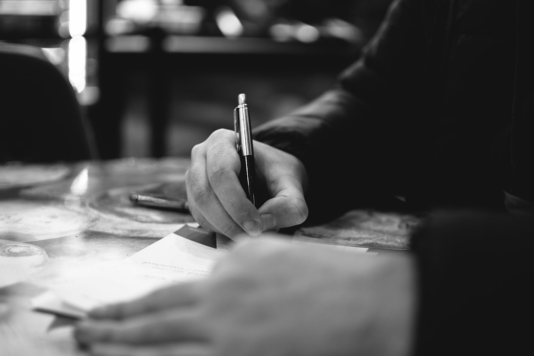 Stylo en main au-dessus d'un document à signer
