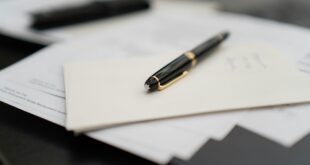 Stylo posé sur des documents : rédiger une reconnaissance de dette