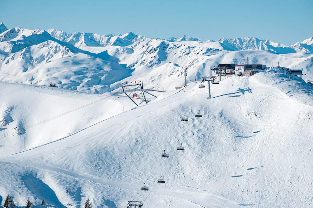 Saison de ski 2026-2027 : remontée mécanique sur un versant enneigé