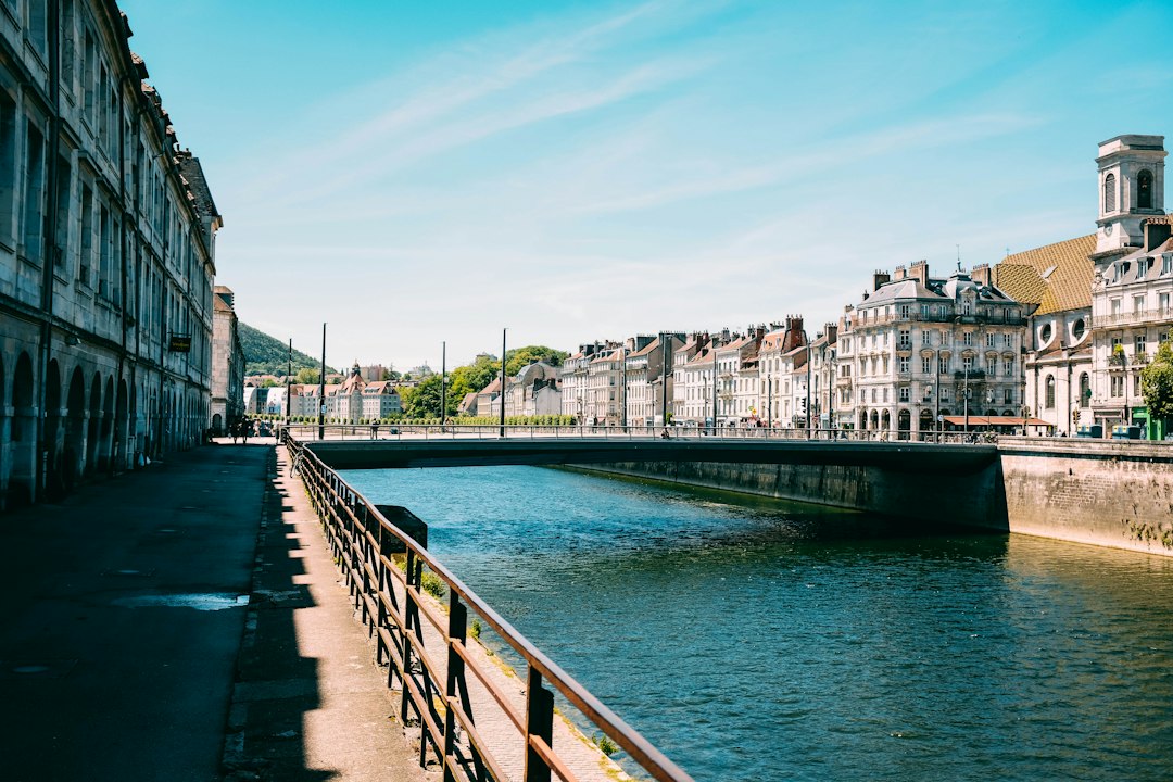 Rivière entre des maisons en centre-ville