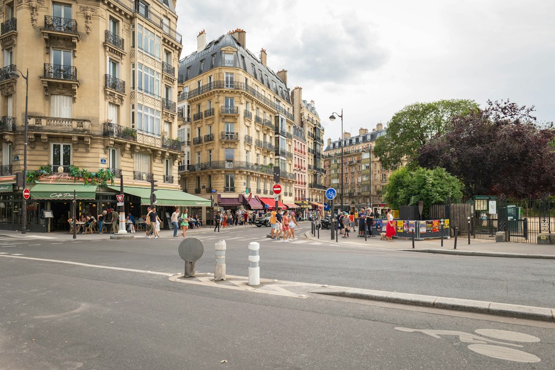 Rue de centre-ville au lendemain des manifestations du 24 octobre (illustration)