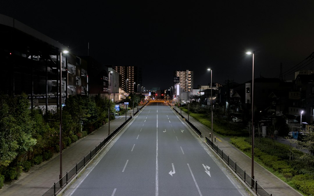 Rue urbaine la nuit