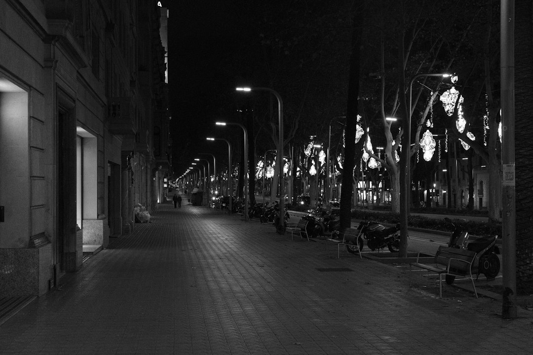 Rue vide la nuit avec deux-roues stationnés