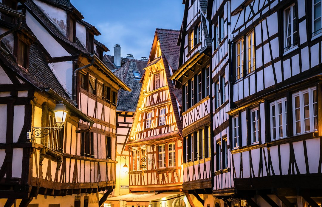 Noël à Colmar 2026 : ruelle à colombages au crépuscule