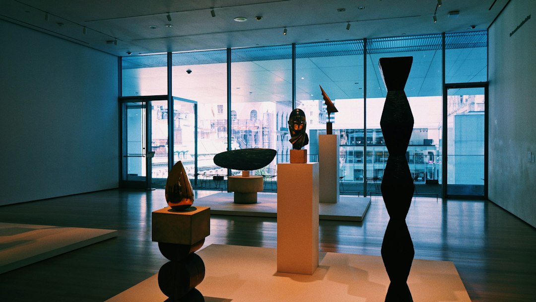 Salle de musée remplie de sculptures