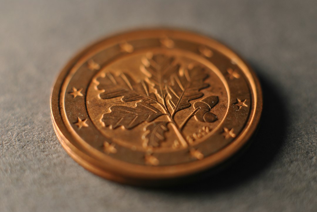 Pièce de monnaie posée sur une table