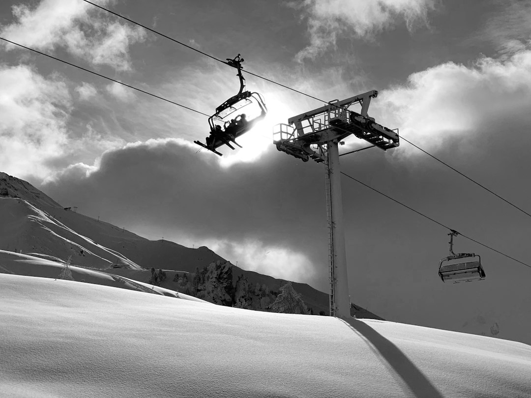 Saison de ski 2026-2027 : téléphérique sous la neige fraîche