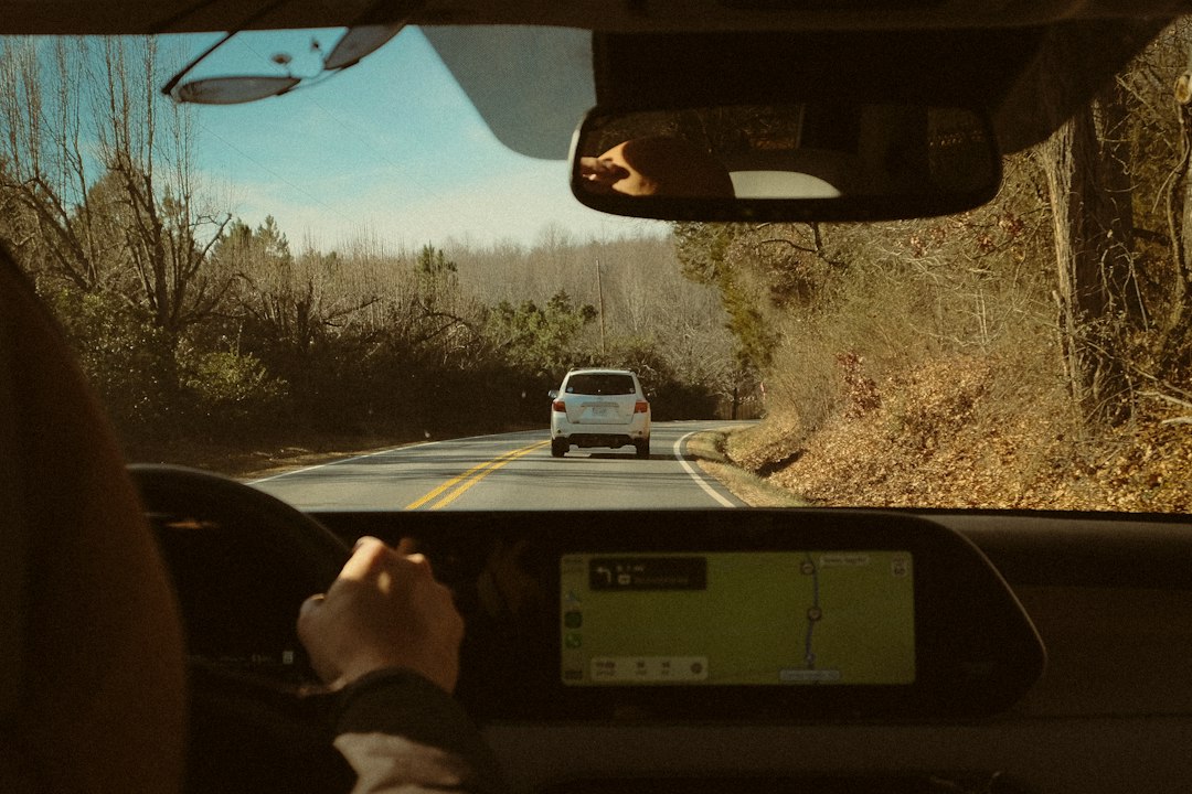 Tableau de bord d'une voiture sur une route