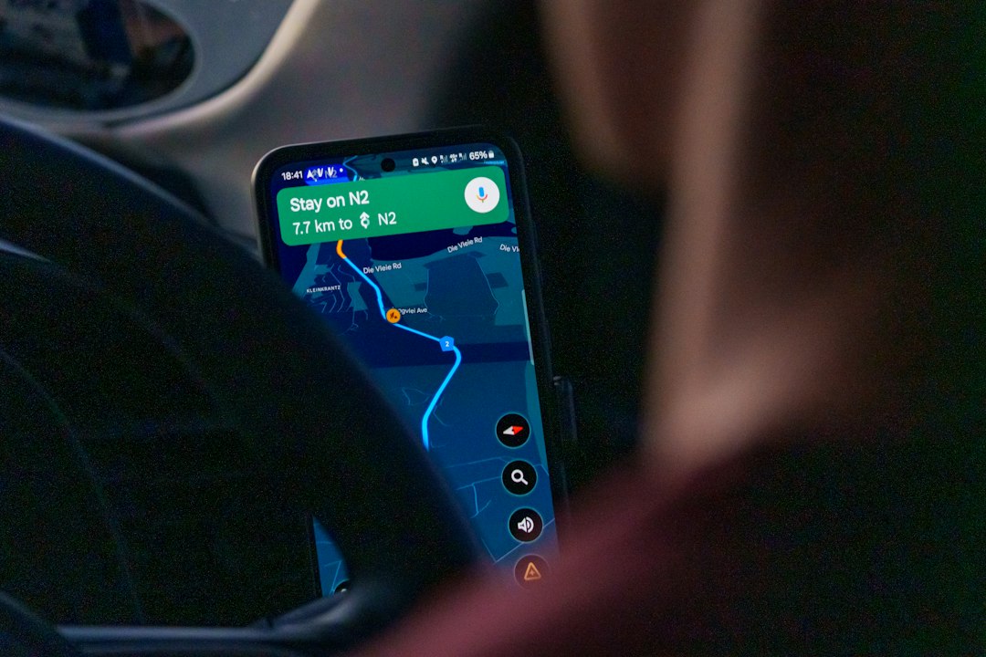 Conducteur suivant un itinéraire de navigation dans sa voiture