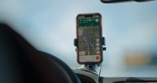 Téléphone au volant : un appareil fixé sur un support dans une voiture sur l'autoroute