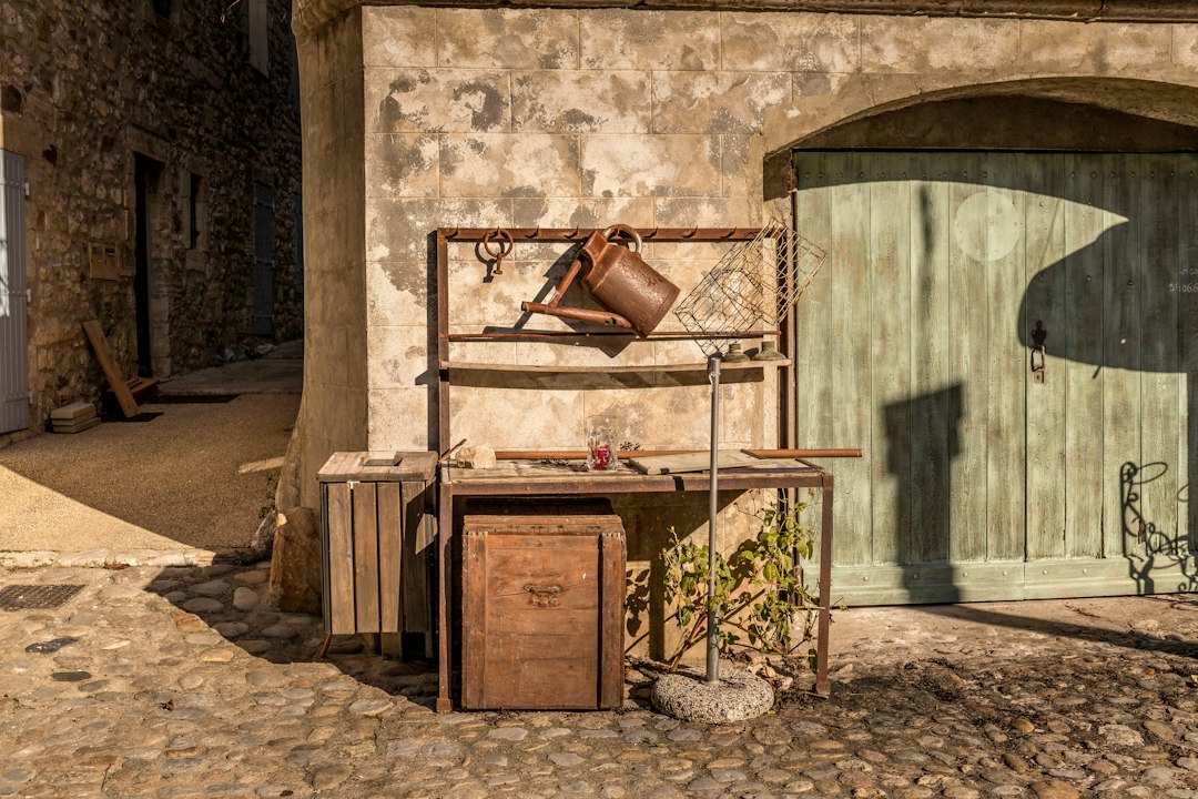 Objets de brocante devant une boutique du sud de la France (illustration recyclerie)