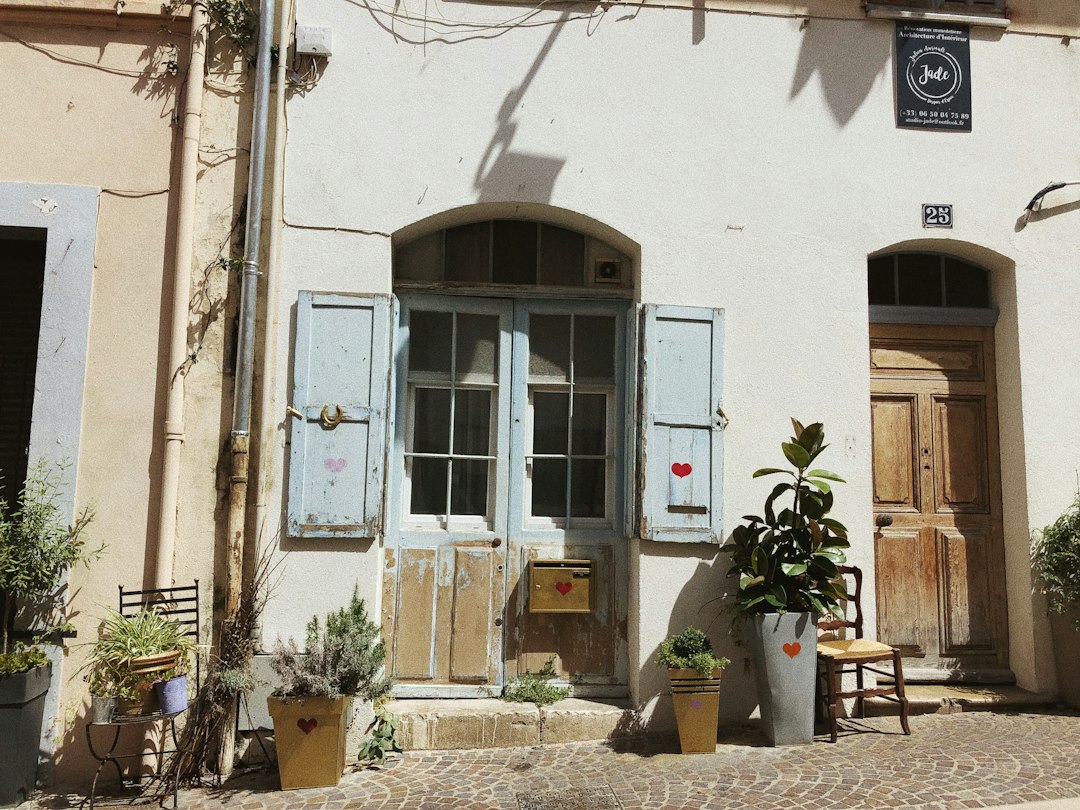 Territoire zéro chômeur Jouques : bâtiment de village (illustration)