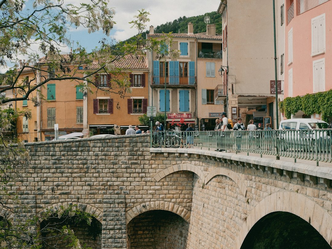 Pont de pierre et façades colorées, image d'illustration du tourisme à Besançon