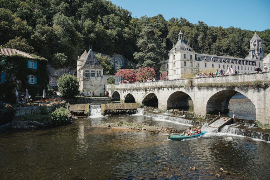Pont sur une rivière devant une ville ancienne