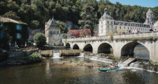 Pont sur une rivière devant une ville ancienne