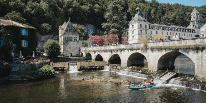 Pont sur une rivière devant une ville ancienne