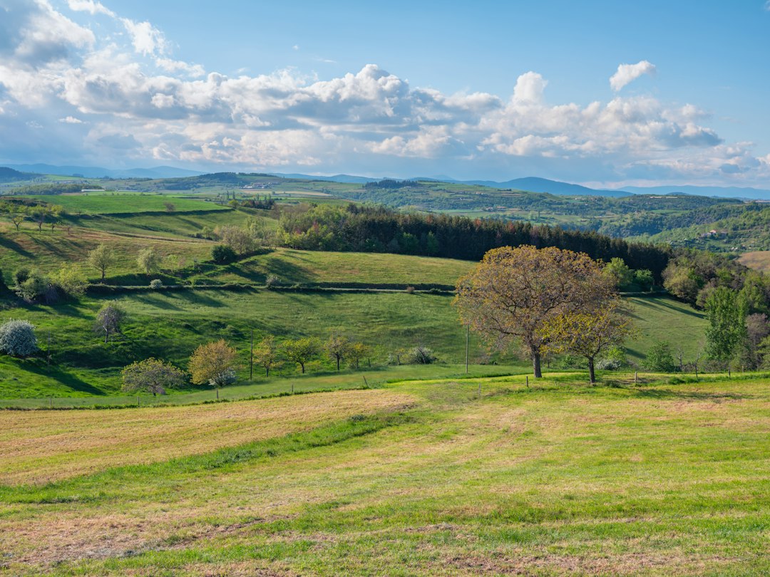 Vue sur la campagne depuis un village