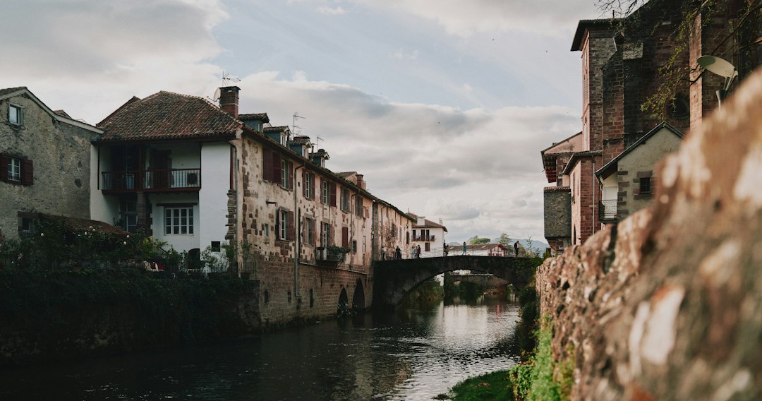 Canal et pont dans une vieille ville