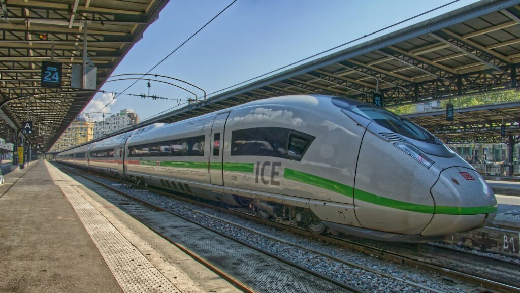 Train à grande vitesse à quai en gare, train en retard