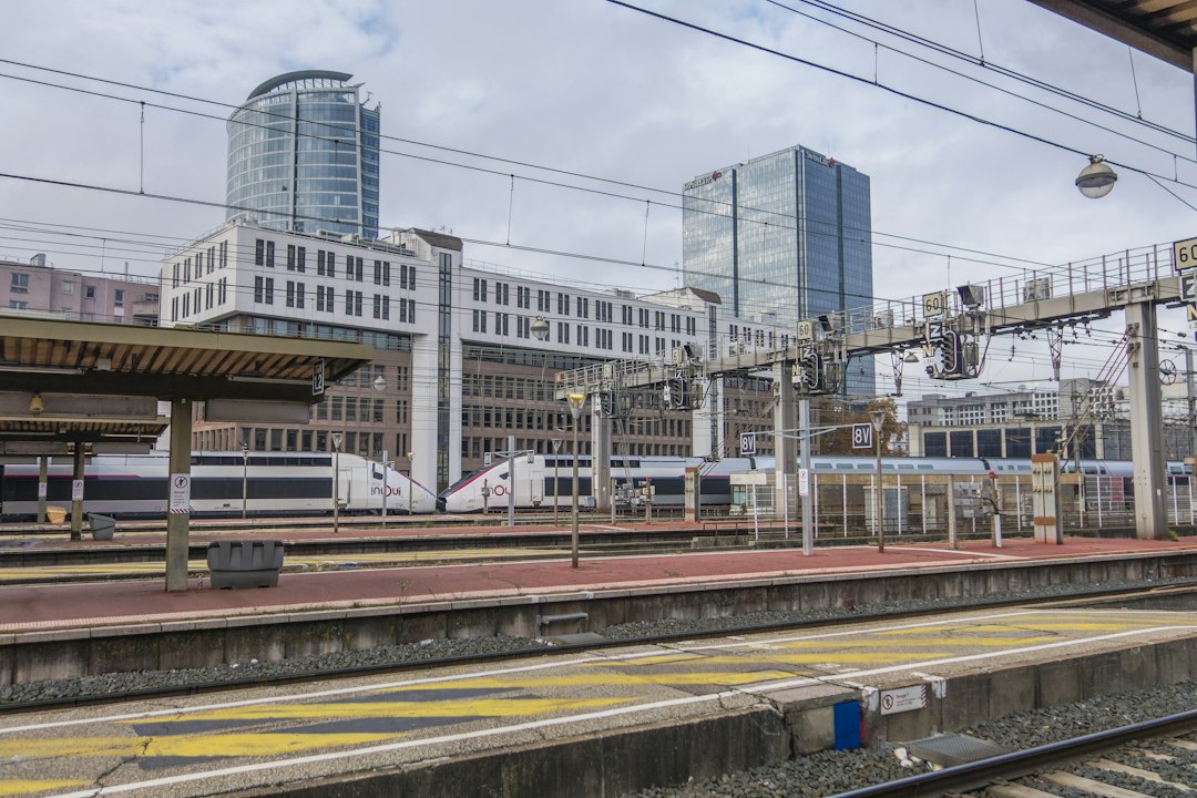 Voyageurs en attente d'un train en retard en gare