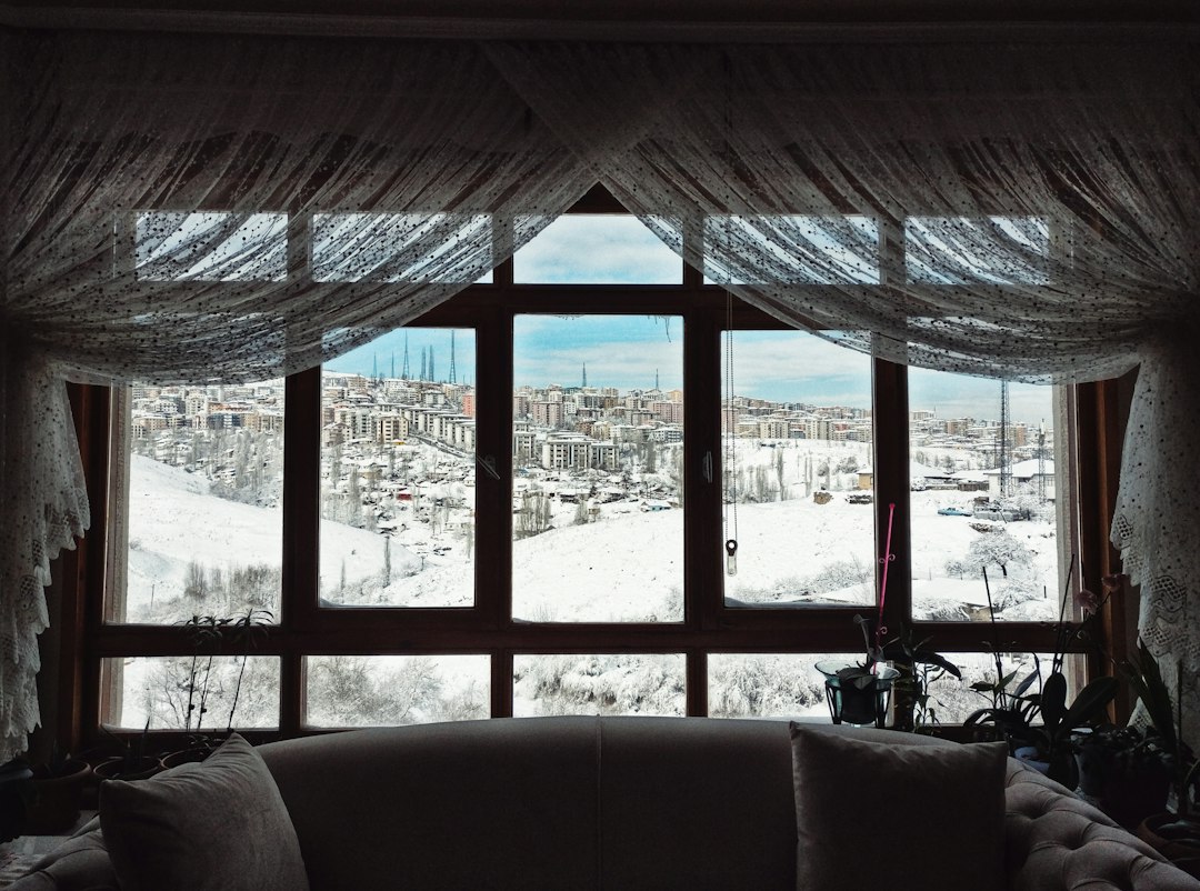 Fenêtre en hiver, logement protégé par la trêve hivernale