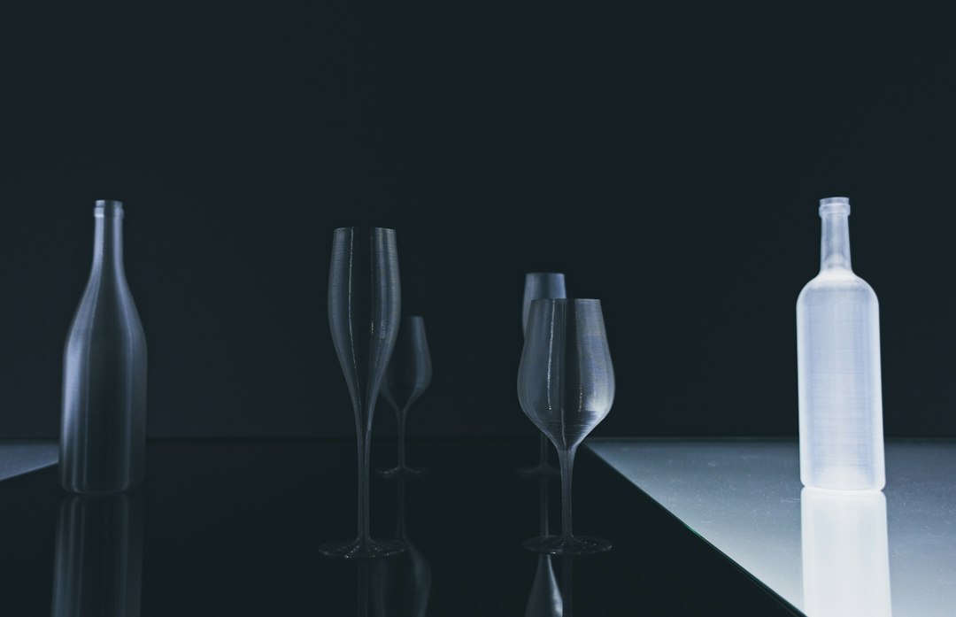 Trois verres de vin sur une table