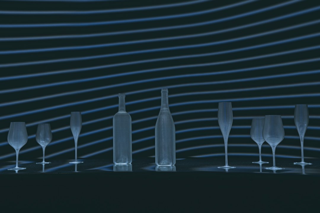 Visiter la Cité du Vin : verres alignés pour une dégustation
