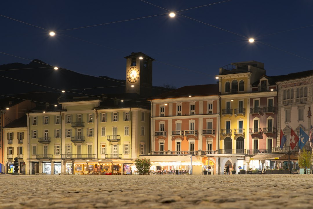 Ville endormie éclairée la nuit