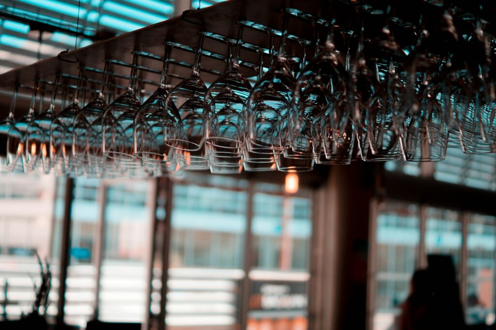 Visiter la Cité du Vin : verres à vin suspendus