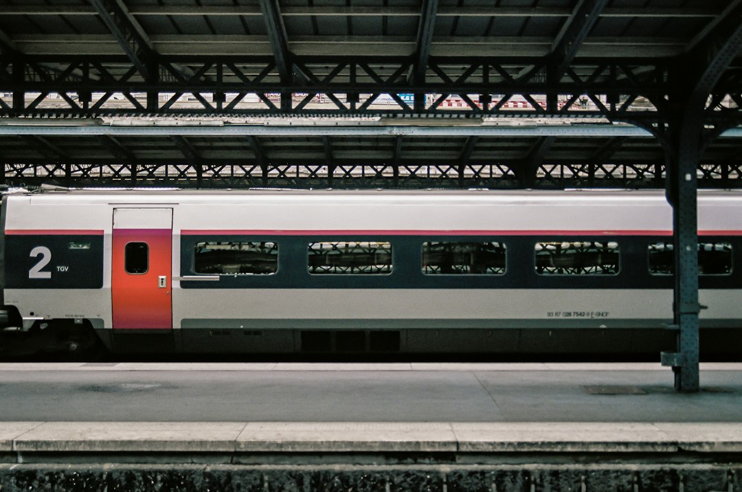 Voie ferrée en gare, démarche pour un train en retard