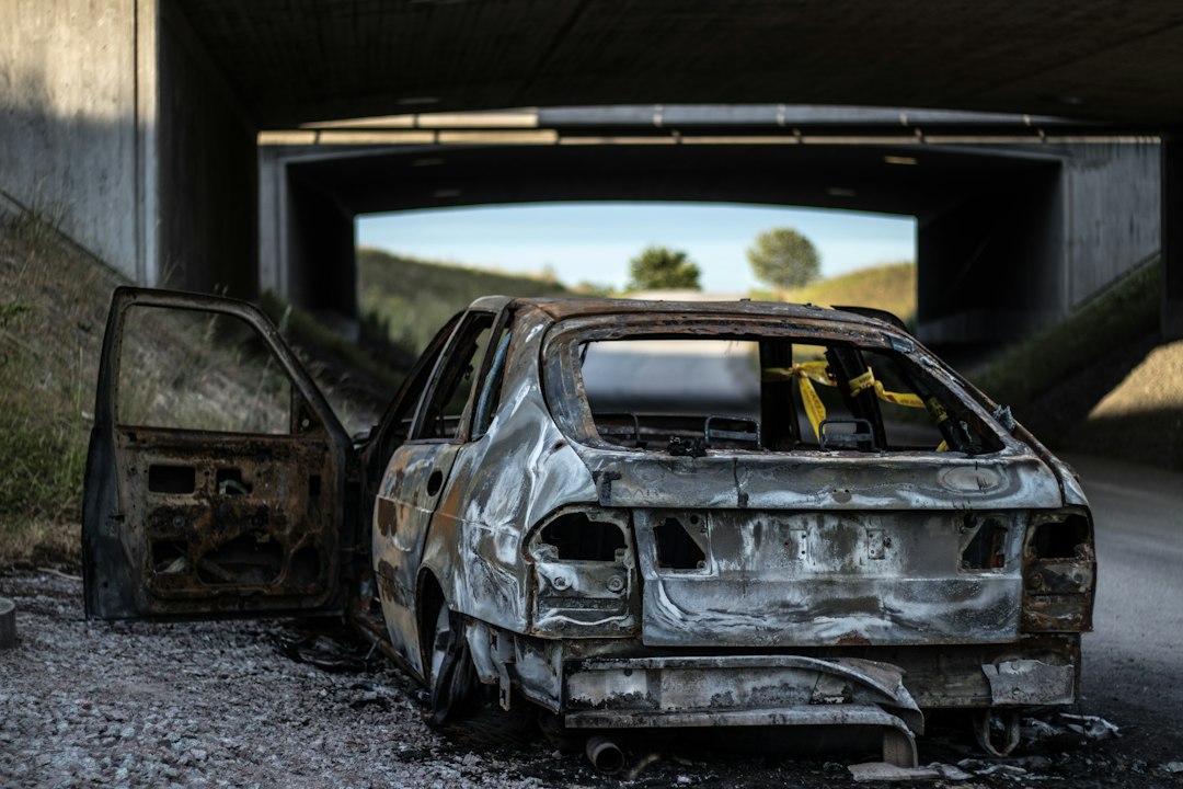Voiture endommagée dans un garage