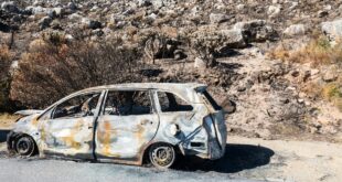 Carcasse d'une voiture incendiée