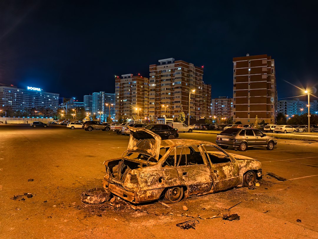Voiture incendiée sur un parking